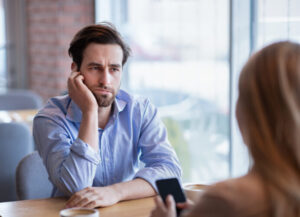 他の男性を話題に出さない