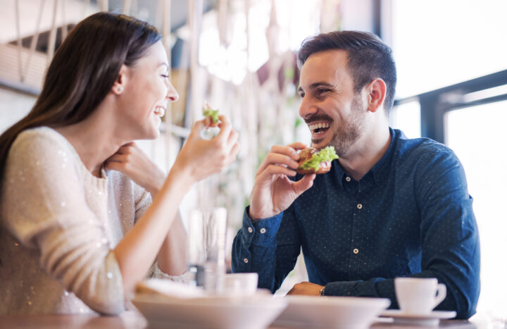 食事やお出かけによく誘ってくれる