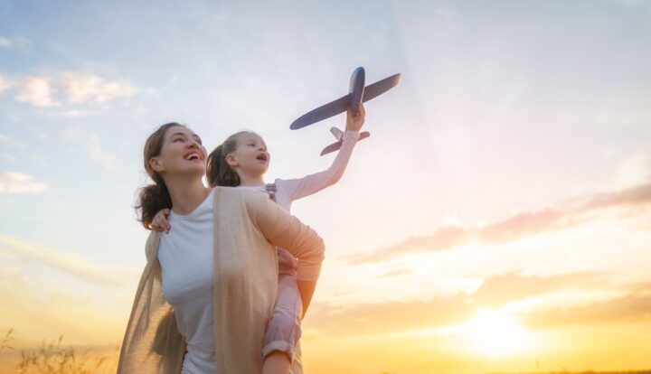 飛行機が墜落する夢のスピリチュアルな意味を状況別に紹介！