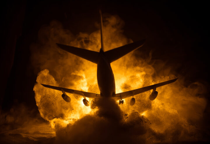 落ちた飛行機が爆発した