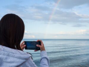 夕方、虹を見かけたらとるべき行動は？