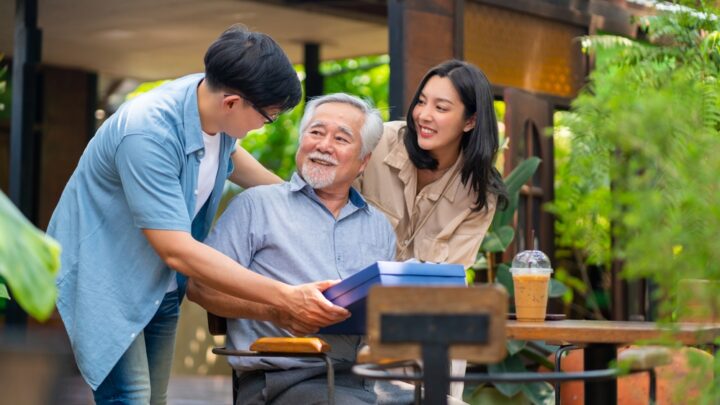 相手の友人や家族に丁寧に接する