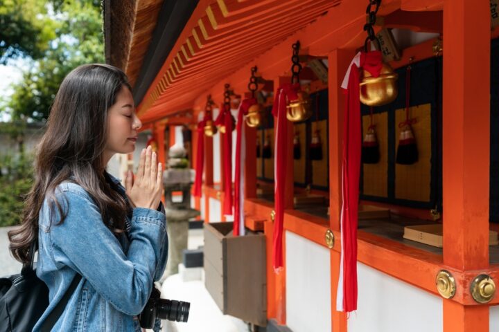 縁結びのご利益がある神社に参拝する