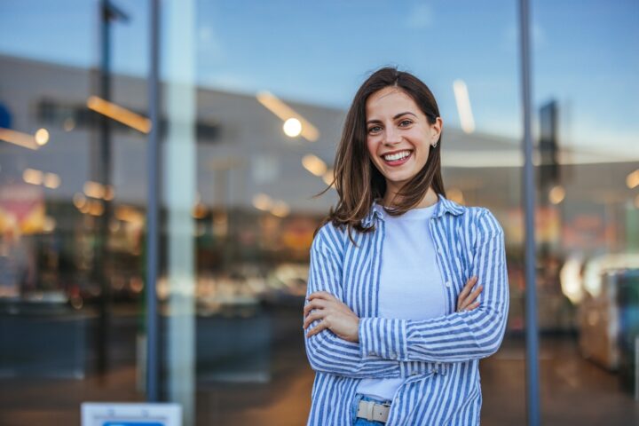 服装が大人しく、立ち居振る舞いの上品な女性