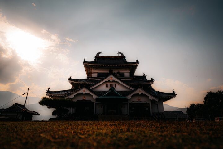 雲の間から強い陽光が差し込む