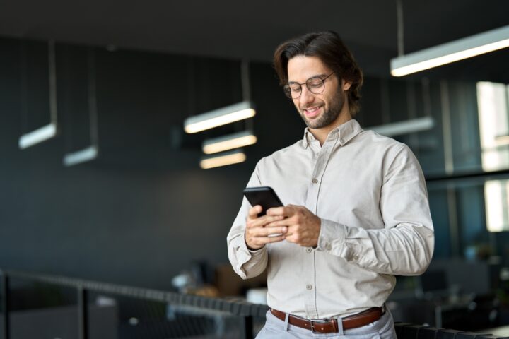 遠距離で付き合ってないのに毎日LINEする男性心理とは？彼は脈あり？