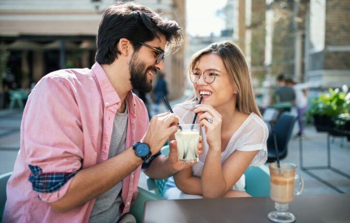 距離が近い女性は脈なし？脈あり？距離感が近い女性の特徴や無意識の心理は？