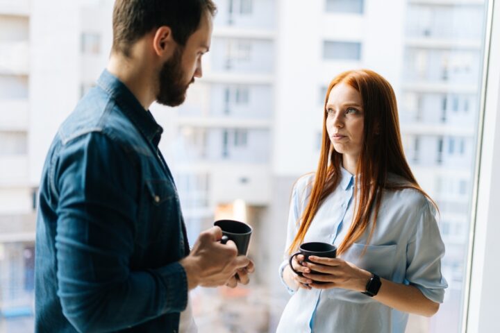 職場で自分にだけ冷たい女性は脈なし？自分にだけ態度が違う女性心理と対処法