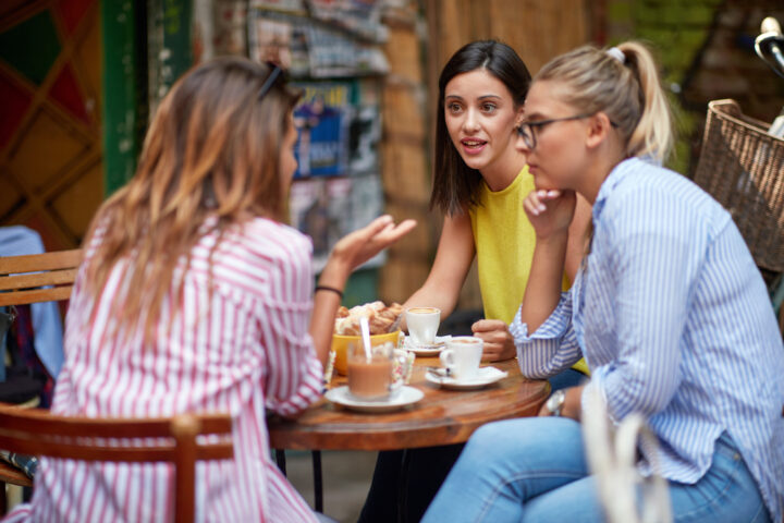 信頼できる友人を交え、別れの原因を分析する