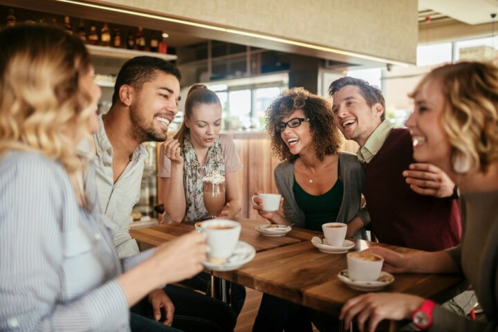 他の男性からアプローチされていることをそれとなく匂わせる